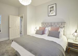 Host & Stay - The Normanby Apartment image two