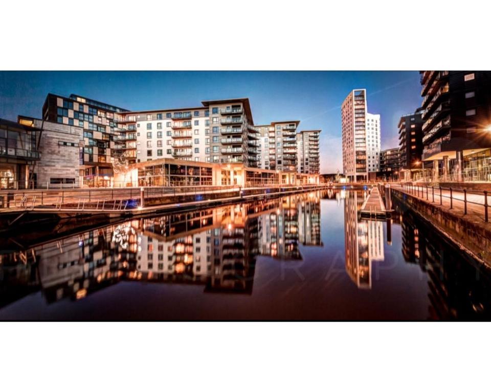 Modern Deluxe Leeds Dock Apartment Free Parking image one