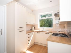 Bright, Comfy & Homely base for 4, & free parking! image two