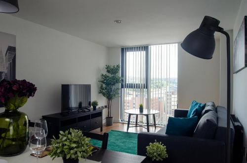 Sleeps up to 6, single beds available with perfect city centre location for work or leisure, Amazing city views! image three