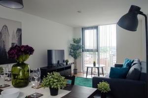 Sleeps up to 6, single beds available with perfect city centre location for work or leisure, Amazing city views! image two
