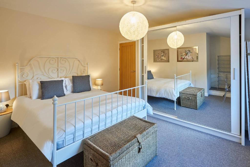 Host & Stay - Sitwell Cottage image one