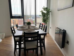 Lapwing - Sleeps up to 6, Fabulous panoramic city views, 12th Floor 2 bed city centre apartment, Perfect for work or leisure! image two