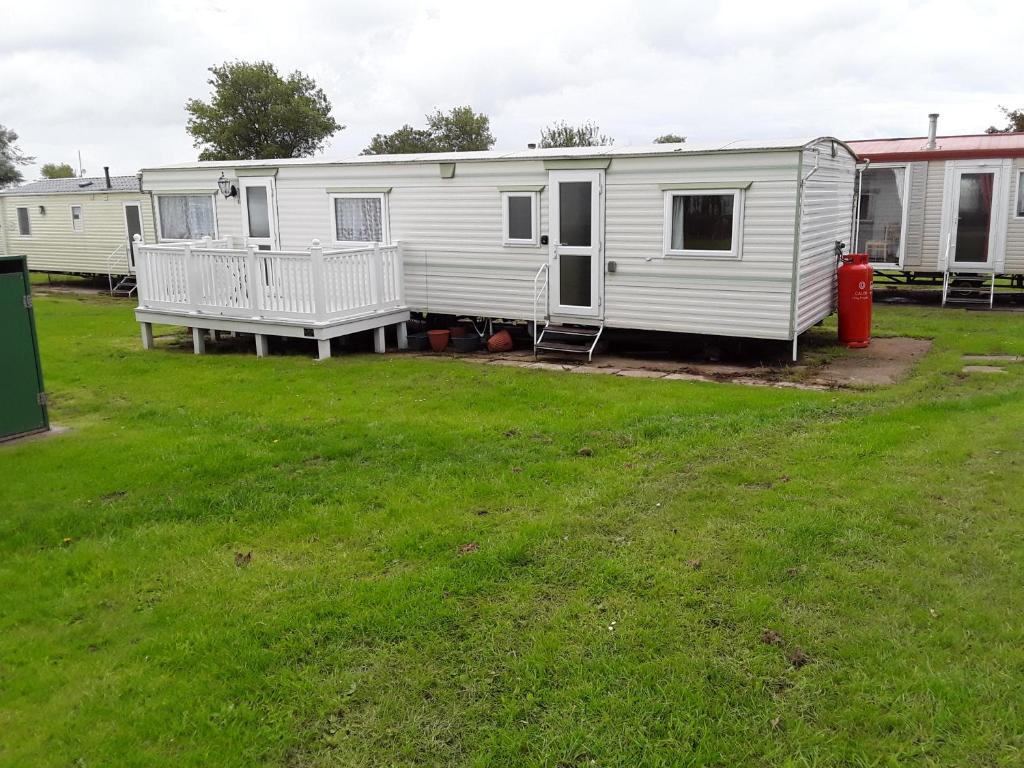 3 bed caravan approx 10 mins from beach bill 1 image one
