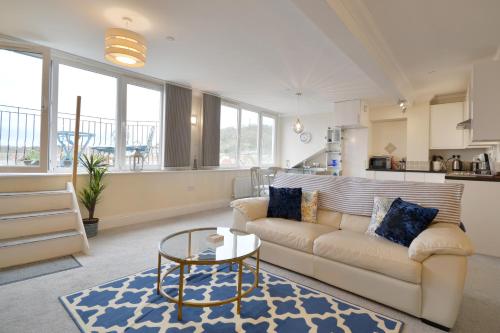 Scarborough-Penthouse, with private balcony, lift and parking image three
