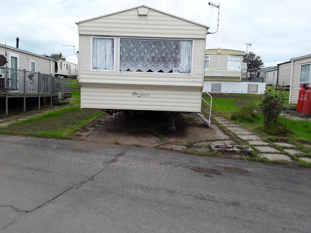 2 bed caravan approx 10 mins from beach suzie 2 image one