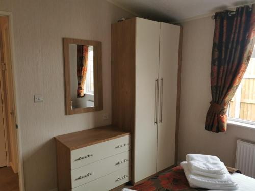 Captivatingly Stunning 2-Bed Cabin in Bridlington image three