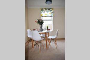 Comfortable Apartment in Sheffield with Parking image two