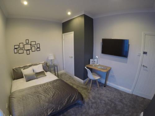 Essex House 3 Double Rooms Workstays UK image three