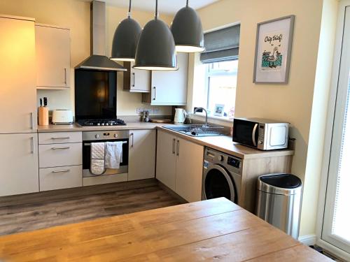 Filey Shore - Beautiful 3 bedroom house with parking and garden, close to centre image two