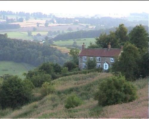 Cottage with amazing views of the North York Moors image three
