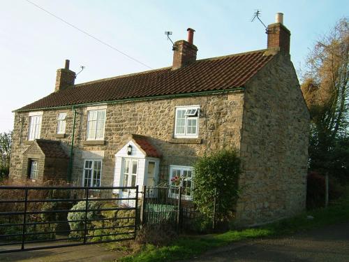 Cottage with amazing views of the North York Moors image two