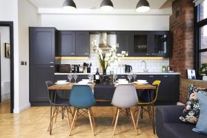 Sleek New York style Apartment in Central Leeds image two