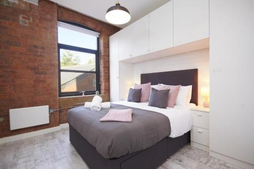 Sleek New York style Apartment in Central Leeds image three