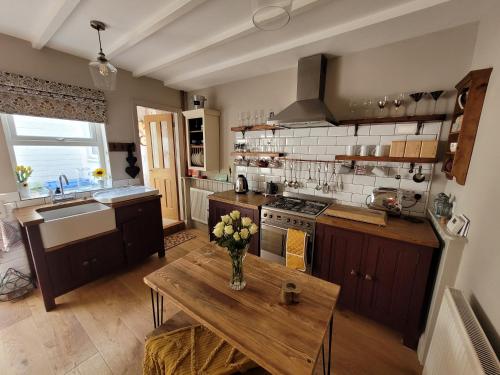 Charming 2-Bed Cottage on outskirts of Beverley image three