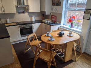 Endeavour Cottage Whitby sleeps 6 image two