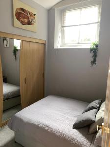 County House City Centre with parking Sleeps 4 image two