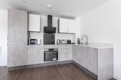 Stunning 2 bed apartment in a brand new development image three