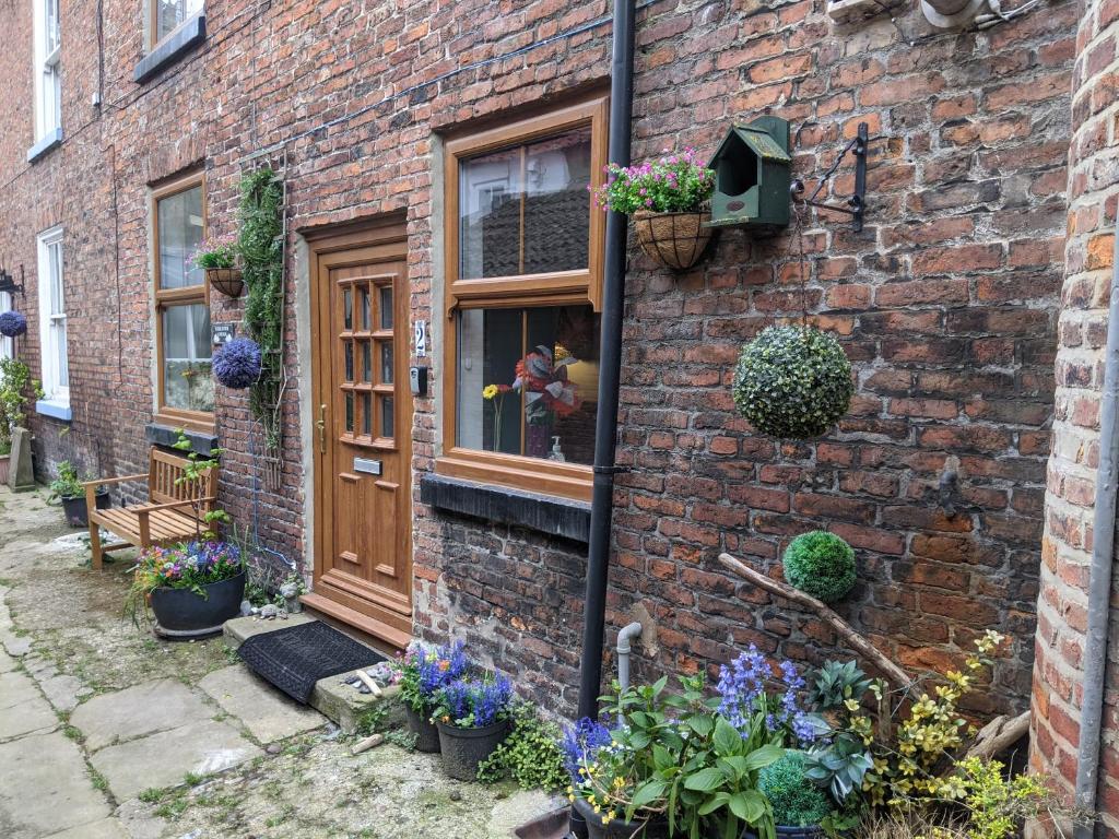 Endeavour Cottage Whitby sleeps 6 image one