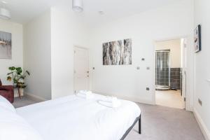 Pass the Keys Hunter House - Spacious & Modern Duplex with Private Parking image two