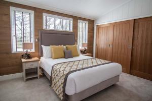 High Oaks Grange - Contemporary Lodges image two