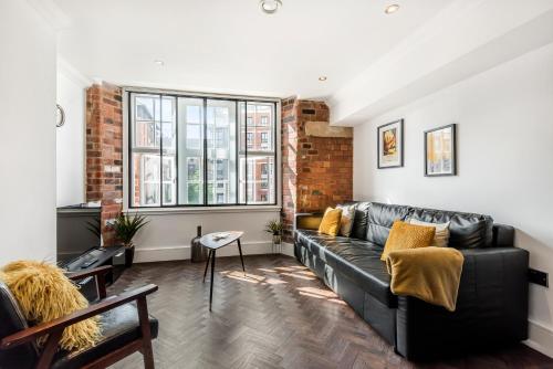 Chic one bed apartment- City Living in converted Cocoa Warehouse York PARKING image three