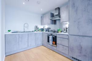 ✰OnPoint - MODERN 2 Bed Apartment Close To Centre✰ image two