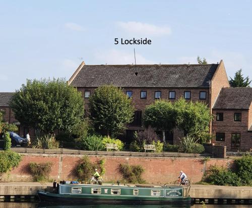 5 Lockside *Free private parking* *City centre* image two