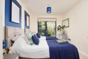 Boutique York Abode sleeps 6 - Parking image two