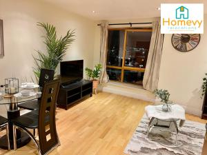 1 Bedroom Apartment by Homevy Relocations Short Lets & Serviced Accommodation Leeds Dock - Stylish and Convenient image two