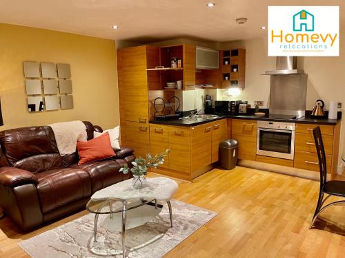 1 Bedroom Apartment by Homevy Relocations Short Lets & Serviced Accommodation Leeds Dock - Stylish and Convenient image three