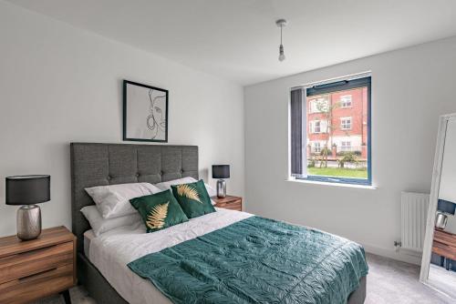 Modern 2 bed 2 bath apartment in the heart of York image three