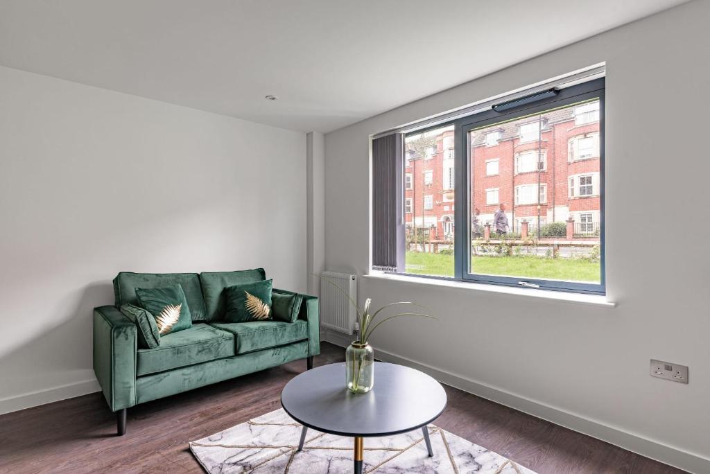 Modern 2 bed 2 bath apartment in the heart of York image one