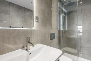 Modern 2 bed 2 bath apartment in the heart of York image two