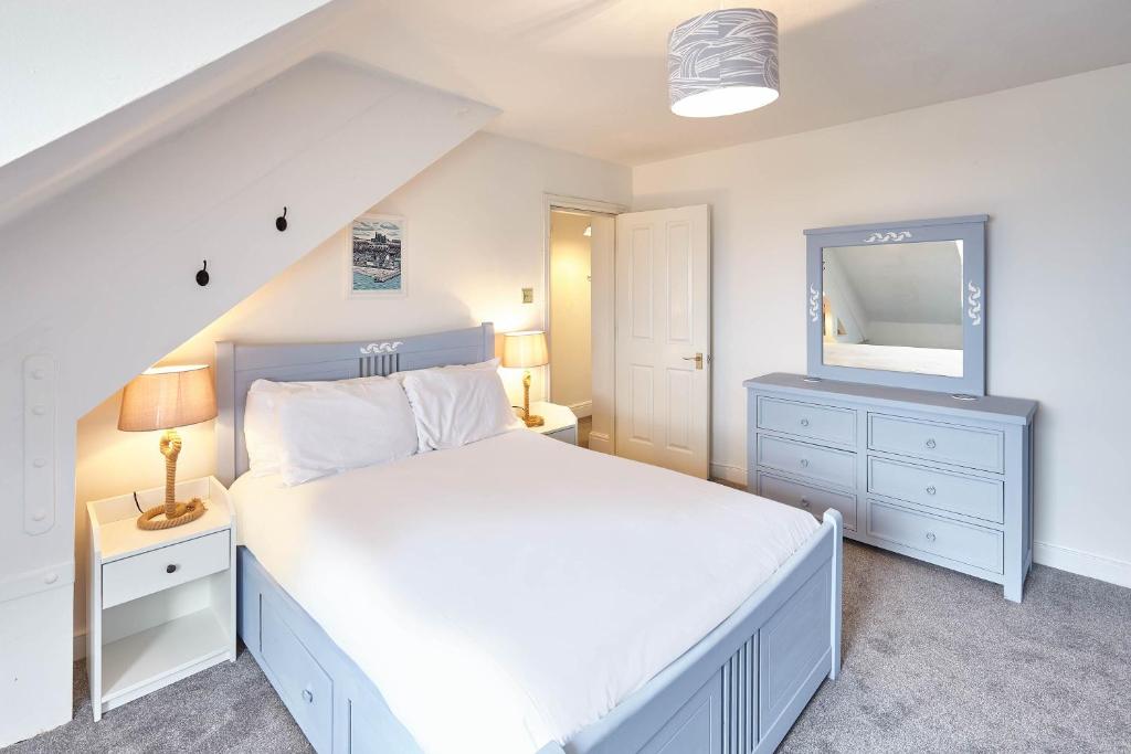 Host & Stay - The Whitby Pearl image one