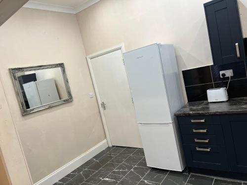 Lovely 1-bedroom apartment in Kingston upon Hull image three