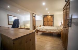 Beautiful 1-Bed Basement flat in Leeds image two