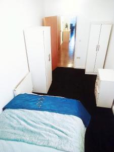 COSY DOUBLE ROOM CLOSE TO UNIVERSITY OF BRADFORD AND CITY CENTRE image two
