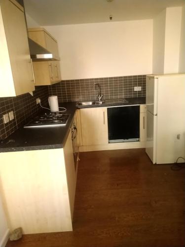 COSY DOUBLE ROOM CLOSE TO UNIVERSITY OF BRADFORD AND CITY CENTRE image three