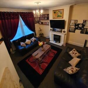 Picture of ** Lovely & Cosy well equipped 3 bedroom house perfect for Work/Leisure + free parking & WiFi **