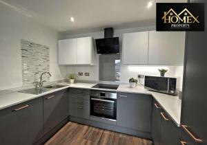 Great Central Luxury Two Bedroom Apartment by Homex Property Serviced Accommodation Sheffield image two