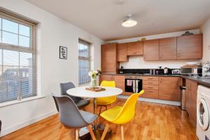 Stunning 2 Bed Apartment -Parking - Great Location image two