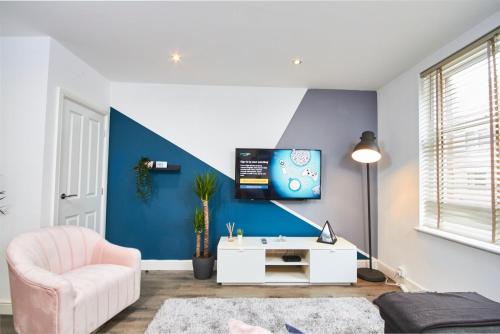 Stunning 2 bed Apartment - Central Location image three