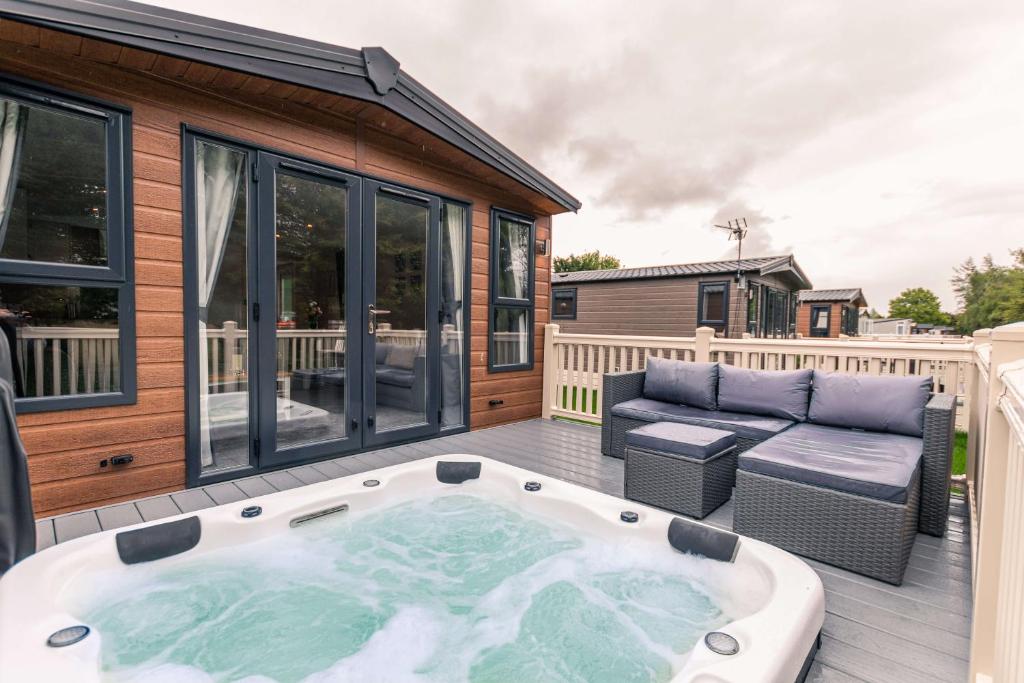 The Serenity Lodge with Hot Tub image one