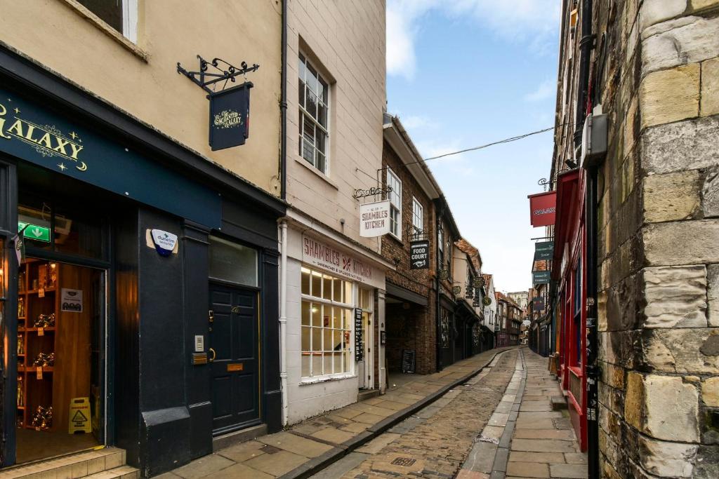 The Shambles Suites in the centre of the city image one