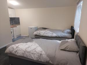 2-Beds Studio Located in Parkgate Rotherham image two