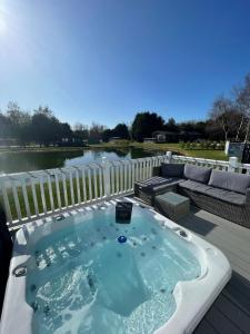 Lakeside Retreat Lodge With Hot Tub image one