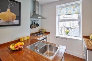 The Granville - Delightful 2-bed Victorian Apartment image two