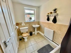 lovely 3 bed house close to the Uni & centre image two