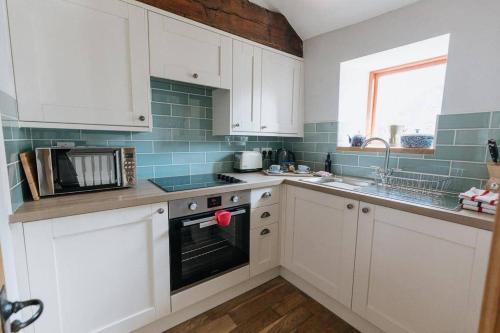 GABLE COTTAGE // LUXURIOUS NEWLY RENOVATED 1 BED ACCOMMODATION CLOSE TO THE PEAK DISTRICT, YORKSHIRE image three